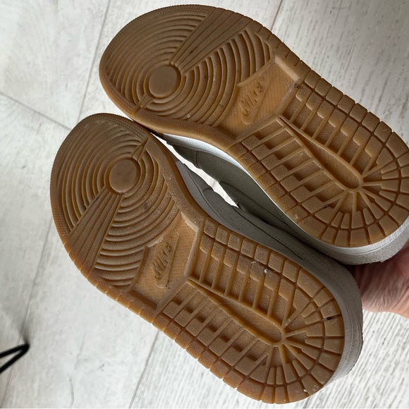 Jordan 1s high. Womens - Picture 5 of 5